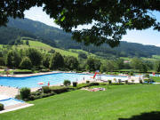 Blick nach S�dwesten �bers Freibad ins Simonsw�lder Tal am 18.8.2006