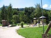Blick nach S�den zum Kinderspielplatz Grasm�cke: 82-85 erbaut von der Landjugend, 2001 saniert