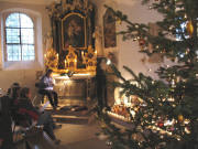 Elisabeth Utz mit der Blockfl�te beim Singen am 26.12.2006 um 15 Uhr