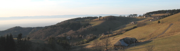 Blick vom Zähringerhof nach Nordwesten über Baschihof und Stohren zu Rheintalnebel und Vogesen am 28.12.2006
