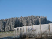 Blick nach Westen am 25.12.2006 zum Golfplatz Titisee: Raureif im Golfzaun