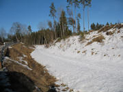 Blick nach Nordwesten �ber den B�hnleradweg westlich von Holzschlag am 3.2.2006
