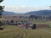 Blick vom Holzhof am Eingang des Rechtenbach nach Westen zu Oberbirken, Unterbirken (links), Stegen bis Freiburg