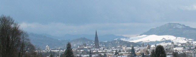 Blick von der Eichhalde in Freiburg-Herdern nach S�den zum M�nster, Sch�nberg (rechts) und Schwabentor (links) am 1.3.2006