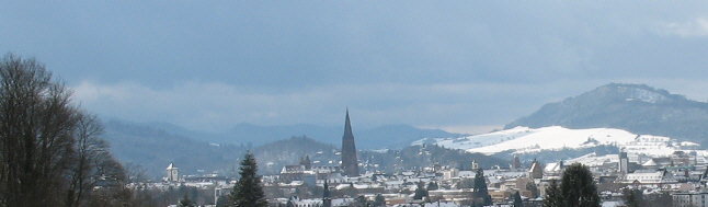 Blick von der Eichhalde in Freiburg-Herdern nach Süden zum Münster, Schönberg (rechts) und Schwabentor (links) am 1.3.2006