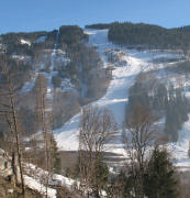 Blick nach S�den zum Ahornb�hl-Lift (links) mit Abfahrtspiste �ber die Kluse (rechts) am 4.2.2006