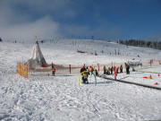 Blick nach Westen zu den Skilifts für Kinder am Seebuck beim Feldberg - 13.2.2006