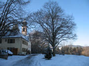 Blick nach S�dwesten zu Gastst�tte (links) und Kapelle auf dem Giersberg am 26.2.2006 um 10 Uhr