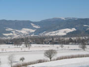 Blick nach Norden �ber Burg-Birkenhof und Stegen ins Eschbachtal und hoch zum Kandel am 26.2.2006