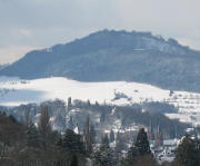 Tele-Blick vom J�gerh�usle ob Herdern nach S�den zum Lorettoberg und Sch�nberg am 1.3.2006