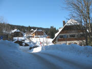 Blick nach Westen in Neuglash�tten am 4.2.2006 - Skilift links oben, Gasthaus rechts