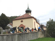 Alle 8 Rätscherbuben auf der Kirchenmauer von St.Hilarius am 14.4.2006