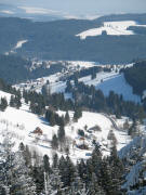 Tele-Blick vom Zweiseenblick nach Osten über Neuglashütten auf Altglashütten-Rotmeerloipe mit Feldberghalle am 13.2.2006