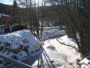 Blick nach S�den �ber den zugefrorenen Seebach zum Wintercamping Bankenhof am 16.1.2006