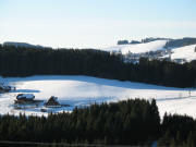 Blick mit Tele von der F�rsatzh�he bei Heiligenbrunnen nach Westen auf Breitnau am 9.1.2006 - links der Mahlerhof