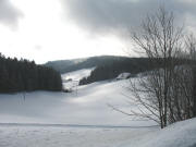 Blick nach S�den �ber Doldenseppenhof (rechts) zu Kuhnenbachhof und Skilift Thurner am 21.1.2006