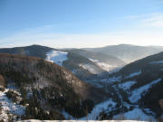 Blick vom Abzweig nach Todtnauberg nach S�den �ber Todtnau zum Hasenhorn (oben links) am 2.2.2006