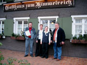 Von links Anfang 2006: Adi Oberst, Sophie Neuenhagen, Mitarbeiterin Sofie und Geschäftsführer Jürgen Dangl vor dem Hofgut Himmelreich