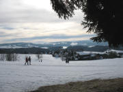 Blick nach S�den von den B�nken am Waldrand vor dem Birkwegweck �ber die Loipe auf St.M�rgen am 29.1.2006