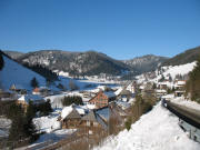 Von Schluchsee-Äule kommend: Blick auf Menzenschwand-Hinterdorf (ganz oben rechts das Caritasheim am Feldberg) am 4.1.2006