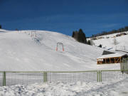 Blick nach Westen zum Lift in Muggenbrunn am 9.1.2006 - rechts oben Oberh�user