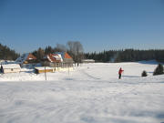 Blick nach Osten zum Gasthaus Hirschen in Neueck am 23.1.2006 - vorne die Loipe
