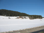 Blick �ber die Loipe nach Norden zum Feuerberghof am 3.2.2006