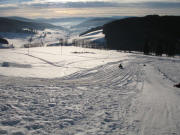 Blick nach S�dwesten �ber den  Snowtubing-Hang bis Titisee und Feldberg (rechts oben) am 7.1.2006