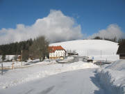 Blick nach Norden auf Gasthaus Neuh�usle am 21.1.2006 - Loipe kommt rechts von der Geigerh�he runter  