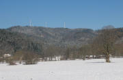 Blick nach Norden ins Welchental bei Ebnet hoch zu den Windrädern beim Roßkopf am 11.2.2006