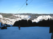 Blick nach Nordosten über den Skilift und Wieden zum Feldberg am 11.1.2006