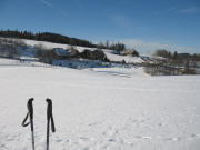Blick nach Westen über Scherzingerhof und Skihang zum Michelthomilishof
