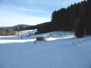 Blick nach Osten von der Bergstation des Thomalifts zur Talstation des Windeckkopflifts am 31.1.2006 - dahinter das Kingenhofhäusle