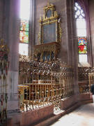 Annenaltar hinter Gittern im Chorumgang am 13.7.2006
