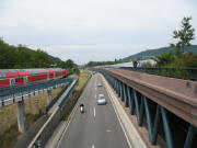 Blick nach Westen "much traffic on the road": H�llentalbahn, Fahrrad�ber-f�hrung, B31 ostw�rts-offen, B31 westw�rts Galerie, Solaranlage oben