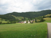 Blick von Goldbach nach Norden auf Bernau-Hof am 28.7.2006 - Skihang links
