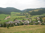 Blick nach Westen über Dorf nach Poche - Schmidt-Hof in der Mitte