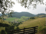 Blick vom Krunkelbachweg nach S�den �ber den Scheibenfelsen auf Bernau-Dorf am 28.7.2006 