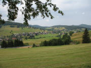 Blick von Weierle nach Westen auf Ga� und Oberlehen am 28.7.2006