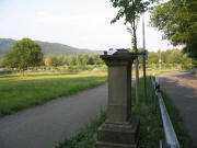Blick nach Osten in Freiburg-Waldsee am 27.7.2006: Kreuz im Mösle abgeschlagen. Bildkopie samt Kerze und Blumen stattdessen