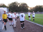 1. Halbzeit und Seitenwechsel: Beratung bei der BZ