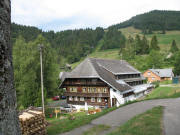 Blick nach Nordwesten �ber den Reinhardshof zum Skilift Hofeck am 28.7.2006