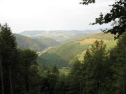Blick von der Schlechtnauer H�he kurz vor Hasenhorn nach S�dwesten �bers Wiesental und Sch�nau zum Ittenschwander Horn am 28.7.2006