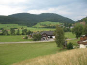 Blick nach Westen auf Schmidt's Bauernladen in Bernau-Dorf am 28.7.2006