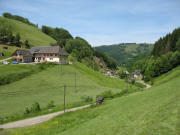 Blick nach Nordwesten in Hinter-Stampf zu s'Fischers Gutmann am 9.6.2006 und weiter in die Untere Gasse