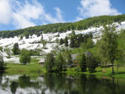 Blick nach Norden �ber den Dobelweiher zum Dobelhof und hoch zum Schniederlihof am 2.6.2006
