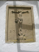 Das Kreuz von 1750 �ber der T�re der Appoloniakapelle