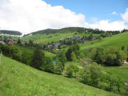 Blick nach Nordosten auf Ennerbach - rechts Scheuermattkopflift, Mitte Kapellenlift am 2.6.2006