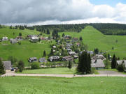 Blick nach S�dwesten �ber den Friedhof zum Scheuermattkopflift am 2.6.2006