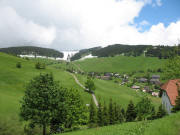 Blick nach Norden �ber Todtnauberg hoch zum St�benwasen am 2.6.2006